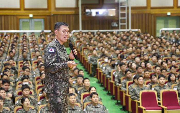 김규하 육군참모총장이 훈련병을 대상으로 군 복무의 의미와 가치에 관해 교육하고 있다. 육군 제공