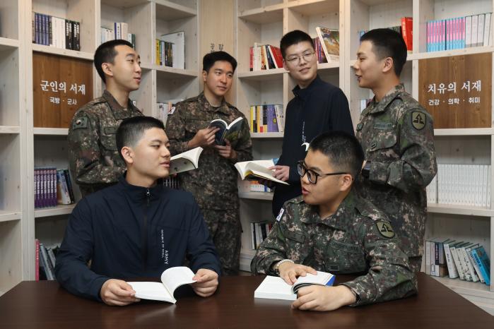 우리 군은 지적 전투력 향상을 위해 ‘한 총 ,한 책’ 프로젝트를 진행하고 있다. 육군52보병사단 내 병영도서관에서 장병들이 책을 읽으며 함께 의견을 나누는 모습. 이윤청 기자