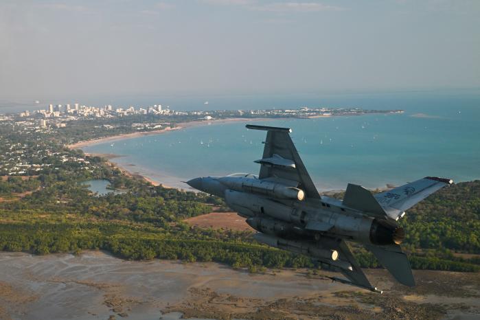 다국적 연합공중훈련 ‘2026 피치블랙’에 참가한 우리 공군의 KF-16이 참가국 항공기 축하비행을 위해 호주 민딜비치 상공으로 진입하고 있다. 공군 제공