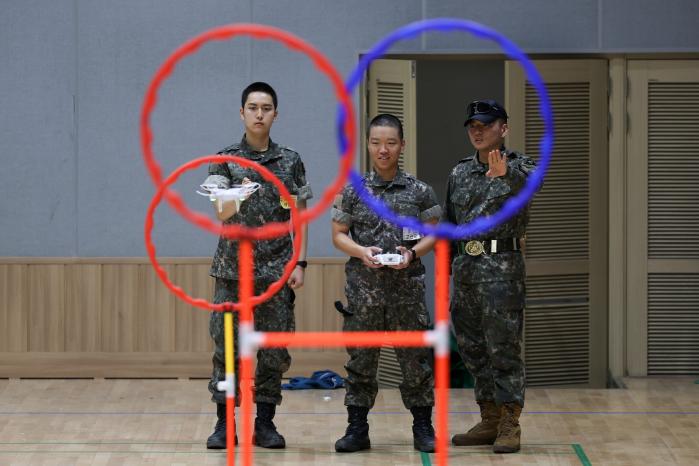육군36보병사단 신병교육대대 훈련병들이 지난달 30일 실내 강당에서 교관의 지도 아래 드론 운용 실습을