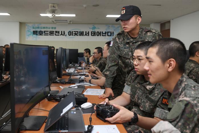 드론 시뮬레이터 교장에서 모의조작 실습을 하고 있는 훈련병들.