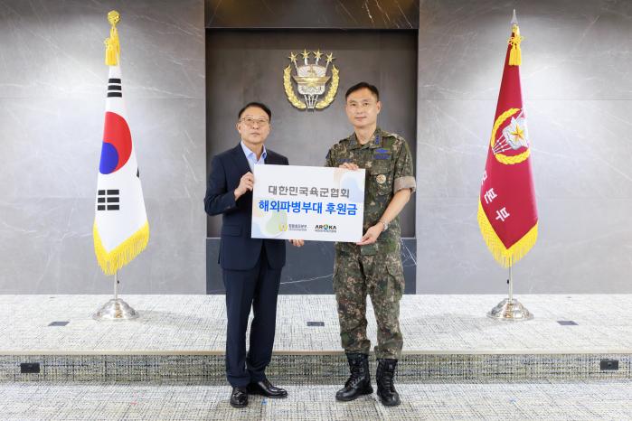 엄기학(왼쪽) 대한민국육군협회장이 구상모 합참 군사지원본부장에게 위문금을 전달하고 있다. 합참 제공