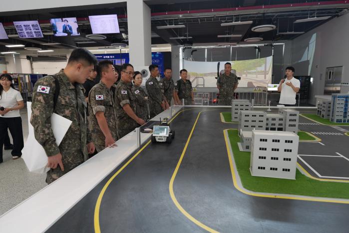 육군전투준비안전단이 한국기술교육대학교에서 개최한 세미나에서 참석자들이 전시장을 견학하고 있다. 부대 제공