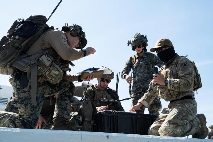 한미 해병대와 육군특수전사령부 장병들이 2026-2차 KMEP의 하나로 이뤄진 JTAC 훈련에서 근접항공지원 절차를 숙달하고 있다. 해병대 제공