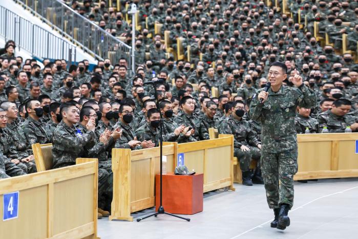 김규하 육군참모총장이 올해 초 육군훈련소를 찾아 훈련병을 대상으로 군 복무의 의미와 가치에 관해 교육하고 있다.