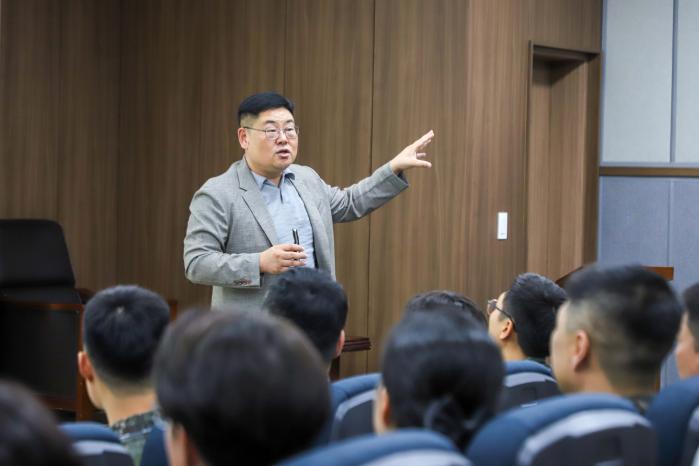 육군2기갑여단이 3일 대회의실에서 개최한 조상근 KAIST 정책연구소 교수 초빙강연에서 참석자들이 강연을 경청하고 있다. 부대 제공