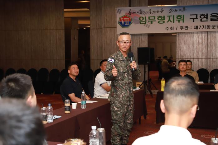 육군7기동군단이 개최한 임무형 지휘 구현을 위한 대대장 워크숍에서 최성진 군단장이 참석자들과 자유토론을 하고 있다. 부대 제공