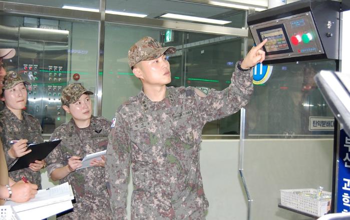육군53보병사단 점검관들이 예비군훈련 재개를 앞두고 부산 과학화예비군훈련장에서 실내사격장의 안전상태를 확인하고 있다. 부대 제공