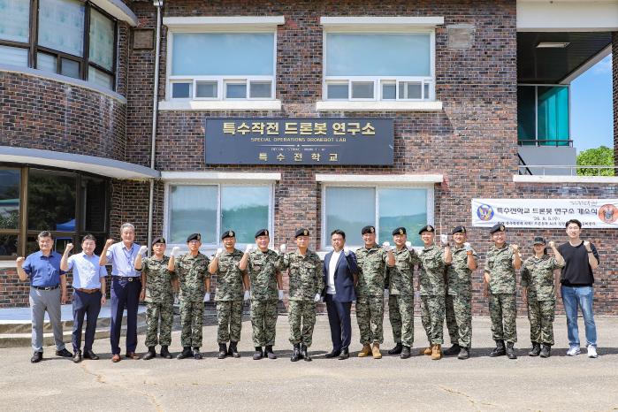 5일 박성제(왼쪽 여덟째) 육군특수전사령관이 육군특수전학교 ‘특수작전 드론봇 연구소’ 개소식에서 주요 관계자들과 기념사진을 찍고 있다. 사진 제공=홍정영 군무주무관
