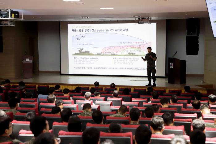 이만희(준장) 육군방공학교장이 5일 대드론체계 발전협의회 포럼에서 ‘민·관·군 통합 대드론체계 발전 방향’을 주제로 발표하고 있다. 사진 제공=류중현 상병