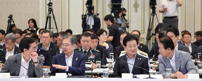 대화하는 외교·안보 수장 안규백 국방부 장관, 조현 외교부 장관, 정동영 통일부 장관, 권오을 국가보훈부 장관(앞줄 왼쪽부터)이 5일 청와대에서 열린 업무보고에 앞서 대화하고 있다. 연합뉴스