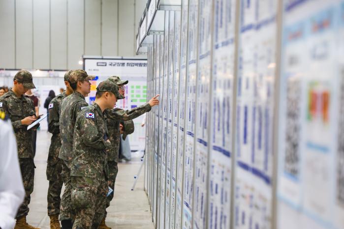 지난 4월 28일 경기 고양시 킨텍스에서 ‘2026년 국군 장병 취업박람회’가 열려 취업을 희망하는 장병들이 행사장을 둘러보고 있다. 이경원 기자