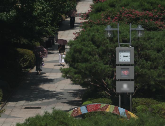 극한 폭염이 계속된 5일 서울 시내 한 아파트 단지의 온도계가 48도를 가리키고 있다. 연합뉴스