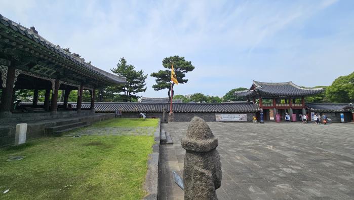 광해군의 장사를 지냈던 제주목 관덕정(왼쪽).