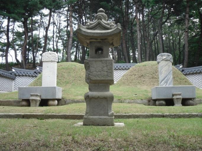 광해군 묘. 우측은 군부인 유씨 묘, 생모 공빈 김씨의 성묘 아래에 있다.