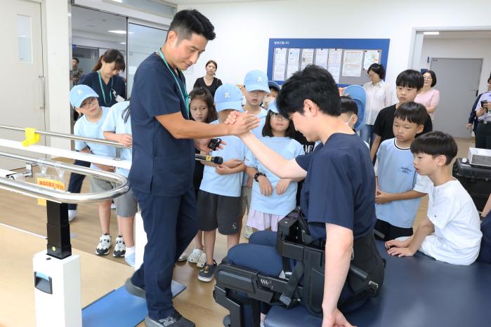 6일 국군수도병원에서 진행된 ‘성남시 다함께 돌봄센터 부대방문 행사’에서 돌봄센터 학생들이 로봇재활치료실에서 재활시연을 살펴보고 있다. 부대 제공