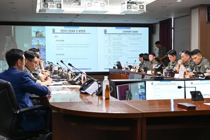 해군항공사령부가 지난 7일 개최한 안전 대토론회에서 참석자들이 의견을 나누고 있다. 부대 제공
