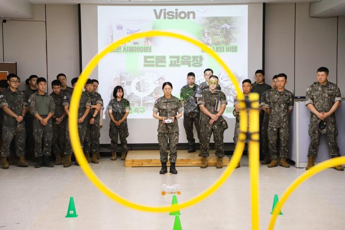 육군21보병사단 천봉여단 장병들이 새로 조성된 드론 교육훈련장에서 드론 조종을 실습하고 있다. 부대 제공