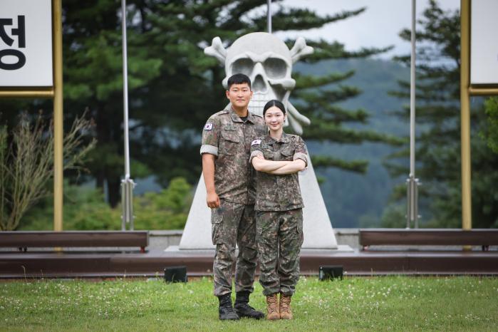 육군3보병사단 방남혁 중사·최윤지 하사 부부가 부대 상징물 앞에서 포즈를 취하고 있다.  부대 제공