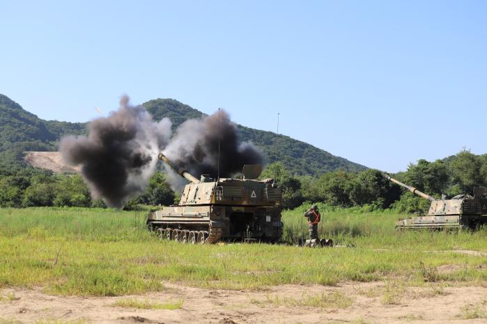 장사거리 포탄사격훈련에 투입된 육군1포병여단 K9A1 자주포가 강원 철원군 동막리훈련장에서 포탄을 발사하고 있다. 사진 제공=김도현 소위