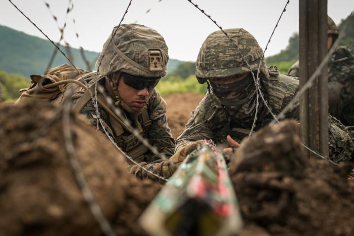 한미 해병대 장병들이 인천시 강화군 진강산훈련장에서 열린 연합공병훈련 중 장애물 설치 절차를 숙달하고 있다. 부대 제공