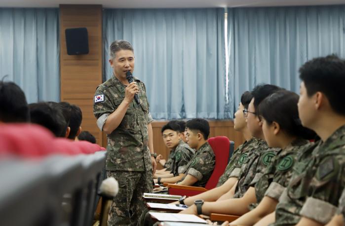 정진웅 육군3기갑여단장이 2군단을 찾아 초임장교를 대상으로 일깨움 교육을 하고 있다.