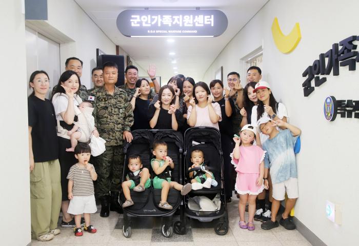 지난 7일 육군특수전사령부에서 열린 군인가족지원센터 개소식에서 박성제(왼쪽 셋째) 사령관이 군인 가족과 기념촬영을 하고 있다. 부대 제공