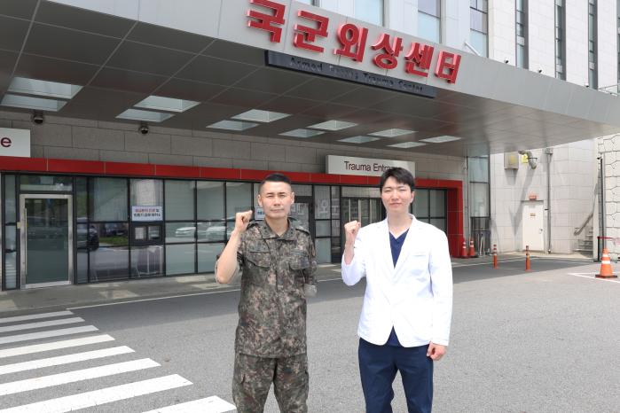 국군수도병원 박뿌리(오른쪽) 육군소령(진)과 교신저자 국군의무사령부 의료종합상황센터장 문기호 육군중령.