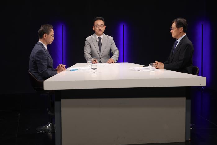 국방홍보원 KFN TV가 국방·안보 전문채널로서의 정체성을 강화하기 위해 10일부터 대대적인 개편을 단행한다. 이번 개편을 통해 새롭게 선보이는 ‘국민의 군대로 가는 길’에서 배종호(가운데) 국방홍보원장이 특집 대토론을 진행하고 있다. 이윤청 기자