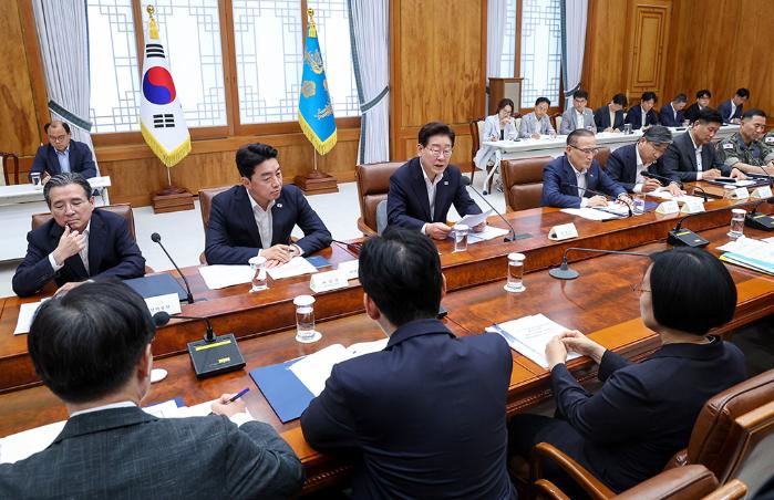 이재명 대통령이 10일 청와대에서 메가프로젝트 민관합동 제2차 점검회의를 주재하고 있다. 연합뉴스