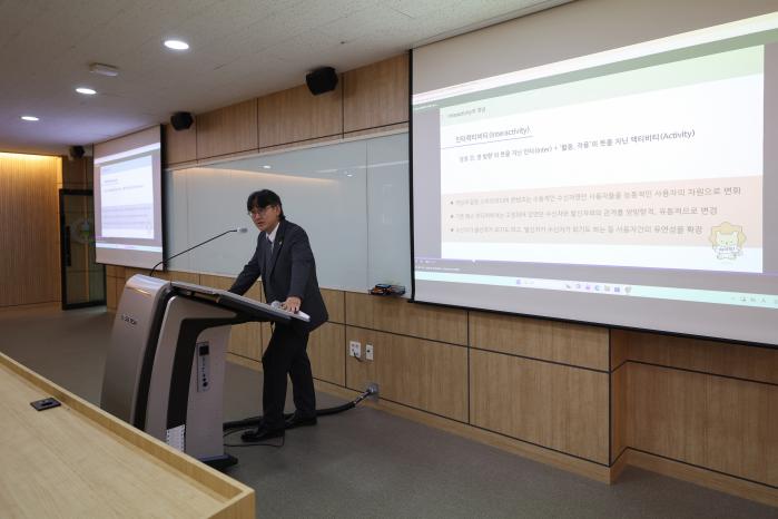 박일우 광주대 AI앙트십대학장이 교내 성실관 스마트강의실에서 K스토리 콘텐츠의 이해 수업을 하고 있다.