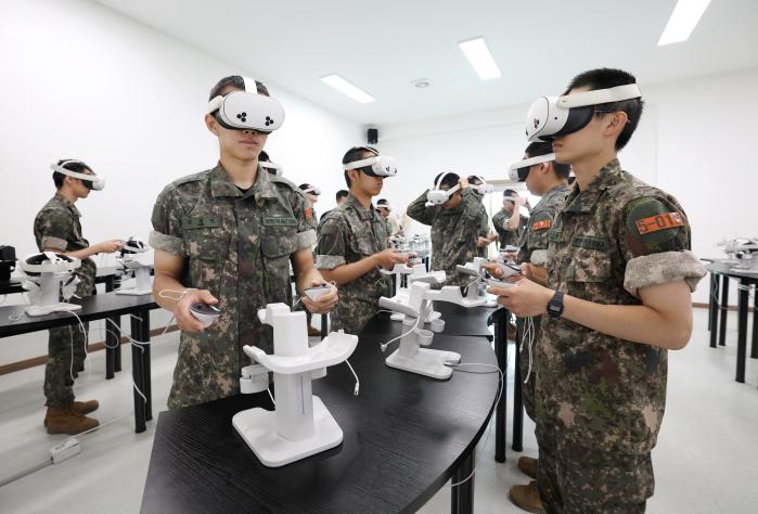육군훈련소 훈련병들이 정신전력체험관에서 가상현실 기기를 활용해 다부동전투 체험을 하고 있다. 조용학 기자