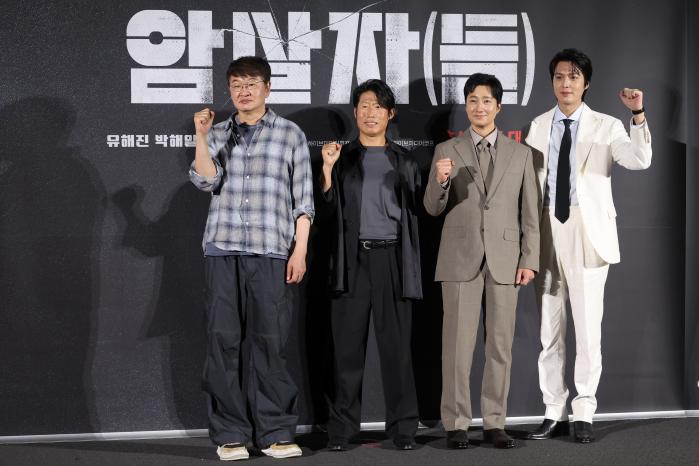 10일 서울 용산구 CGV 용산아이파크몰에서 열린 영화 ‘암살자(들)’ 제작보고회에서 참석자들이 포즈를 취하고 있다. 왼쪽부터 허진호 감독, 배우 유해진, 박해일, 이민호. 연합뉴스