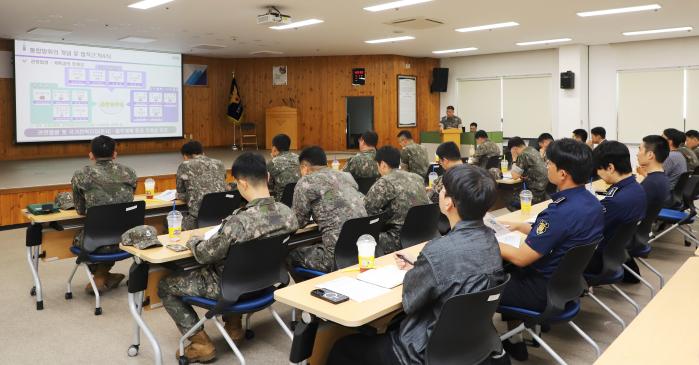 육군35보병사단이 10일 개최한 ‘2026년 통합방위 관계자 워크숍’에서 참석자들이 발표를 경청하고 있다. 부대 제공