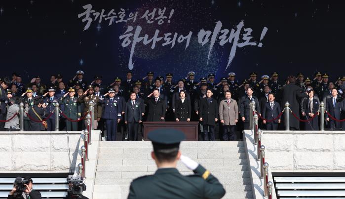 국군사관학교 창설이 본격 추진되면서 장교 교육체계가 대전환기를 맞고 있다. 사진은 지난 2월 열린 3군 사관학교 통합임관식에서 임관 장교들이 대통령에 대한 경례를 하는 모습. 이윤청 기자