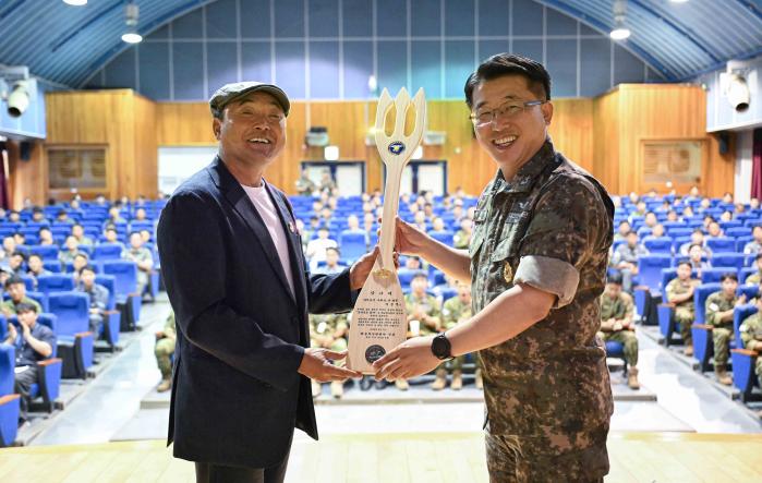 이봉주(왼쪽) 전 마라톤 국가대표가 해군특전단에서 감사패를 받은 뒤 기념사진을 찍고 있다. 부대 제공
