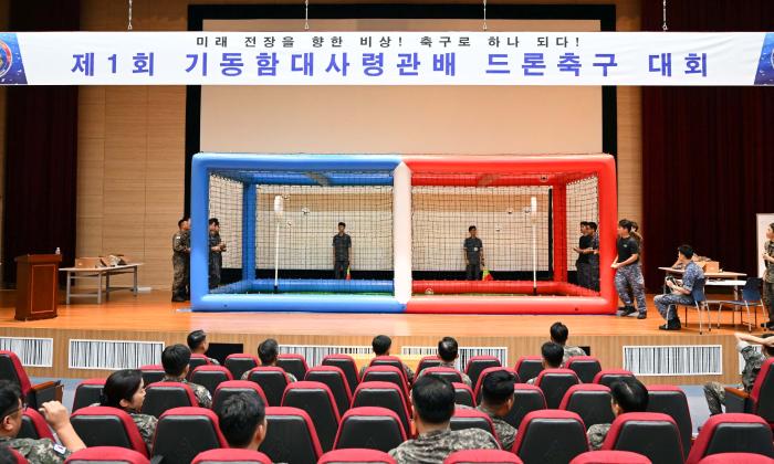 해군기동함대가 10일 개최한 제1회 기동함대사령관배 드론축구대회에서 참가 장병들이 드론을 조작하고 있다. 부대 제공