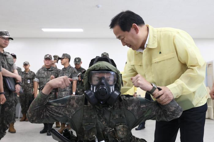 이두희 국방부 차관이 10일 육군훈련소를 방문해 폭염 속 장병들의 안전대책과 혹서기 신병교육체계를 점검하고 있다. 김병문 기자