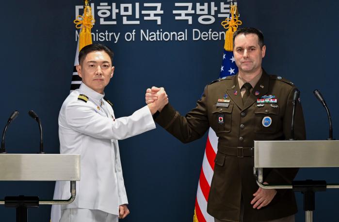 장도영(왼쪽) 합동참모본부 공보실장과 라이언 도널드 한미연합군사령부 공보실장이 10일 서울 용산구 국방부에서 열린 ‘을지 자유의 방패(UFS)’ 연습의 공동브리핑에 앞서 손을 맞잡고 있다. 한재호 기자
