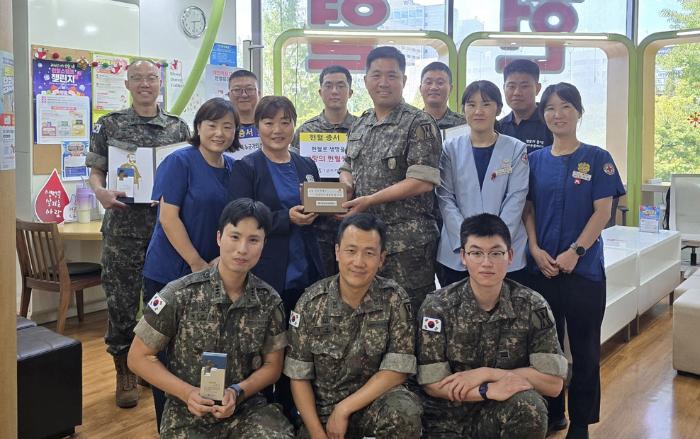 육군1군수지원여단 장병들이 11일 헌혈증을 기부한 뒤 센터 직원들과 기념사진을 찍고 있다. 부대 제공