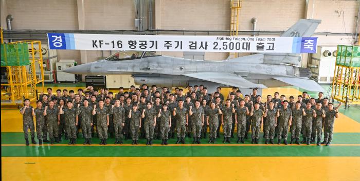공군20전투비행단 장병들이 11일 약 30년에 걸쳐 수립한 KF-16 전투기 주기검사 2500대 출고를 자축하고 있다. 부대 제공