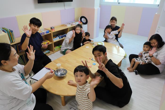 육군수도기계화보병사단이 새로 단장한 ‘맹호공동육아나눔터’에서 어린이와 가족들이 환하게 웃으며 사진을 찍고 있다. 부대 제공