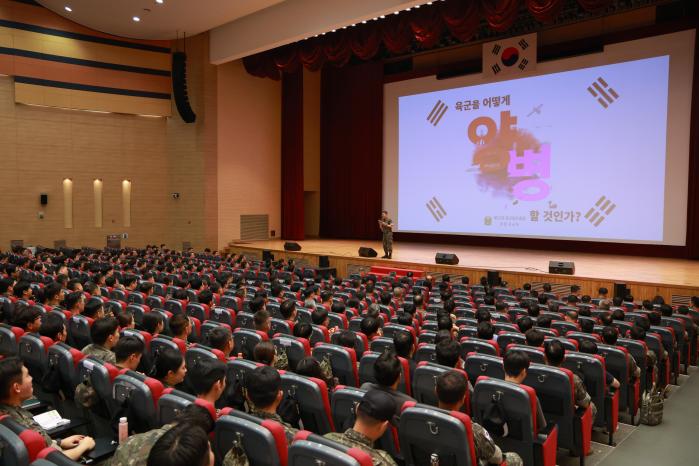 김규하 육군참모총장이 11일 육군학생군사학교에서 열린 ‘인력획득전략 및 양성교육 혁신방안 토의’에서 지휘 기조교육을 하고 있다. 육군 제공