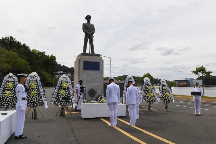 11일 해군사관학교 고(故) 이인호 소령 동상 앞에서 거행된 ‘60주기 이인호제’에서 참석자들이 묵념하고 있다. 부대 제공