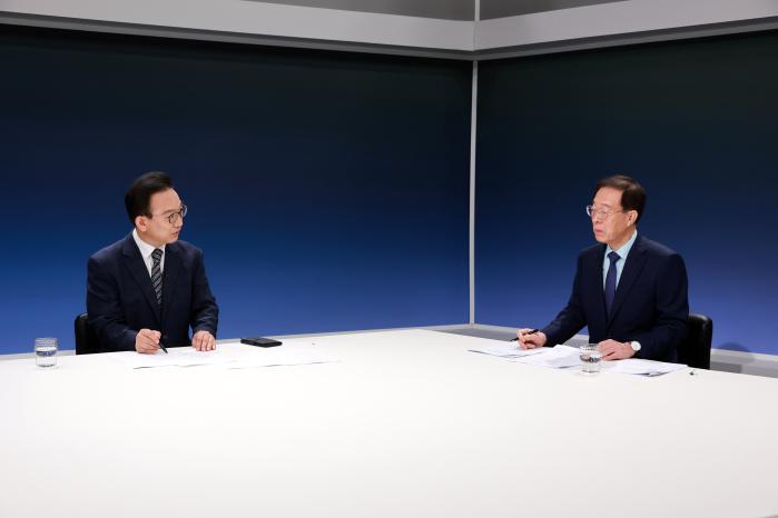 11일 서울 용산구 국방홍보원에서 진행된 KFN TV ‘국민 멘토에게 길을 묻다’ 녹화에서 대통령 직속 국민통합위원회 이석연(오른쪽) 위원장과 배종호 국방홍보원장이 대담하고 있다. 이날 이 위원장은 민주주의 기본 이념과 헌법 수호의 가치 등을 비롯해 국민의 군대에 대한 다양한 이야기를 전했다. 이 위원장과 배 원장의 대담은 오는 21일 금요일 저녁 9시 KFN TV를 통해 방송된다. 조종원 기자