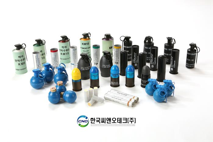 훈련탄 및 비살상무기를 생산하는 방산 전문기업 한국씨앤오테크 오세홍 대표와 주요 제품들.