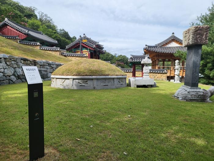 경북 구미시 왕산 허위 선생 묘소에 스마트 안내판이 설치된 모습. 보훈부 제공