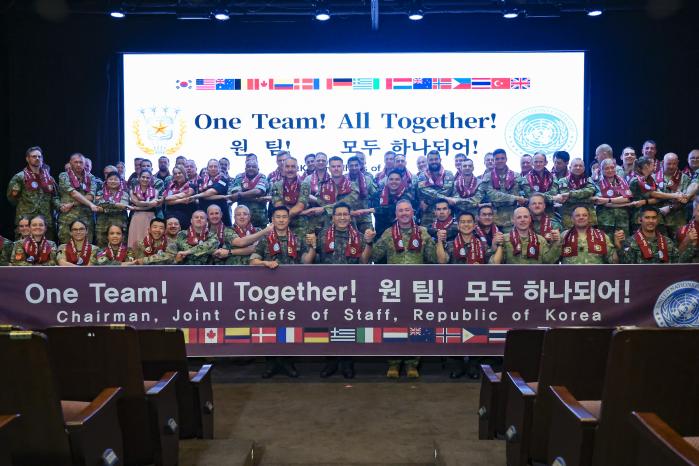 합동참모본부(합참)가 12일 전쟁기념관에서 개최한 ‘을지 자유의 방패(UFS)’ 연습 참가 유엔군사령부 회원국 증원 장병 우호 증진 행사에서 권대원(앞줄 가운데) 합참 차장과 참석자들이 기념촬영을 하고 있다. 이경원 기자
