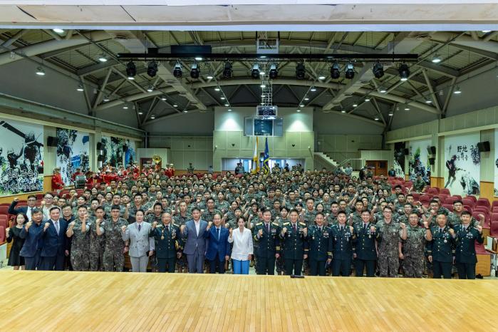 육군부사관학교에서 열린 RNTC 하계입영훈련 수료식에서 부사관 후보생들이 수료를 자축하며 관계자들과 기념촬영을 하고 있다. 부대 제공