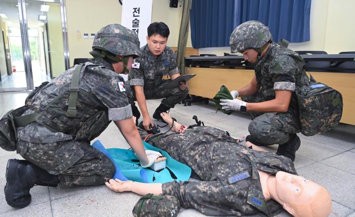 공군3훈련비행단이 12일 개최한 전투부상자처치 경연대회에서 참가 장병들이 실습평가를 받고 있다. 부대 제공